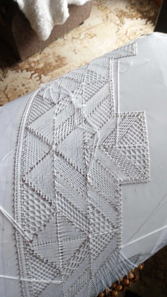 Rozpracovaný krajkový lem ubrusu